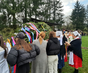 Foto - stavanie mája v obci