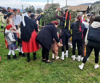 Foto - stavanie mája v obci