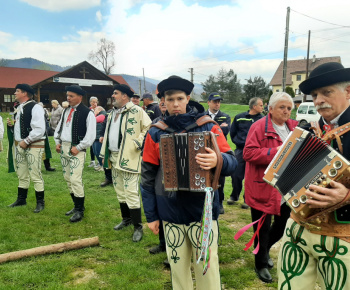 Foto - stavanie mája v obci