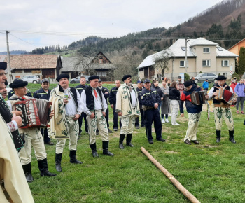 Foto - stavanie mája v obci
