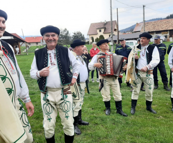 Foto - stavanie mája v obci