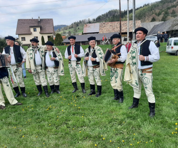Foto - stavanie mája v obci