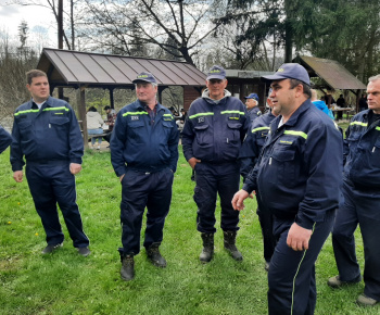 Foto - stavanie mája v obci