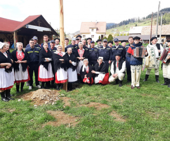 Foto - stavanie mája v obci
