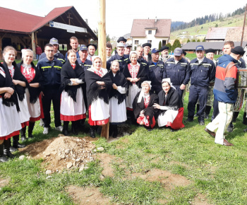 Foto - stavanie mája v obci