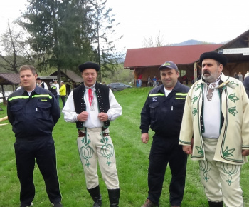 Foto - stavanie mája v obci