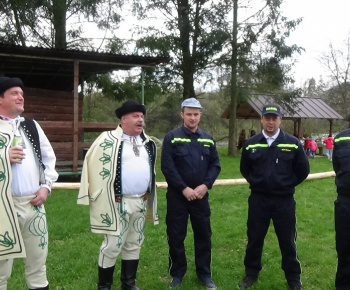 Foto - stavanie mája v obci