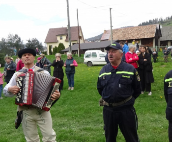 Foto - stavanie mája v obci