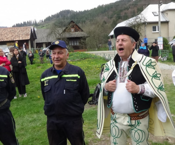 Foto - stavanie mája v obci