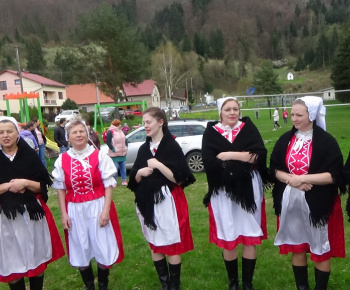 Foto - stavanie mája v obci