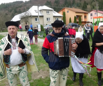 Foto - stavanie mája v obci