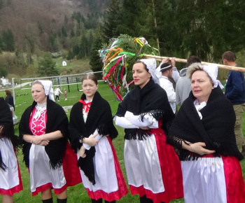 Foto - stavanie mája v obci