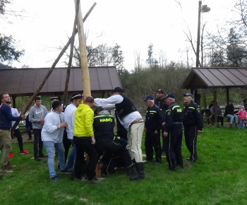 Foto - stavanie mája v obci
