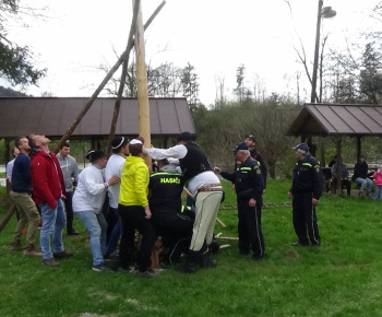 Foto - stavanie mája v obci