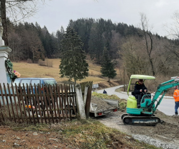 Foto: Brigáda na úprave  cesty v časti  Hore Pucovým 25.2.2023