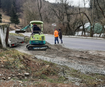 Foto: Brigáda na úprave  cesty v časti  Hore Pucovým 25.2.2023