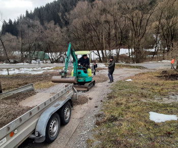 Foto: Brigáda na úprave  cesty v časti  Hore Pucovým 25.2.2023