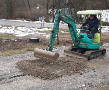 Foto: Brigáda na úprave  cesty v časti  Hore Pucovým 25.2.2023