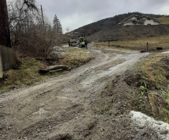 Foto: Brigáda na úprave  cesty v časti  Hore Pucovým 25.2.2023