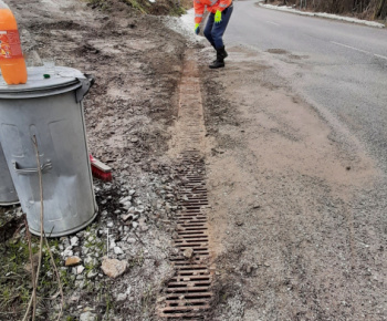 Foto: Brigáda na úprave  cesty v časti  Hore Pucovým 25.2.2023