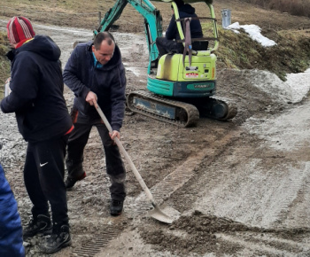 Foto: Brigáda na úprave  cesty v časti  Hore Pucovým 25.2.2023