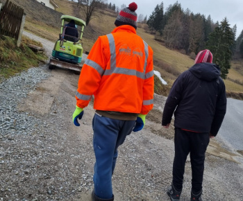 Foto: Brigáda na úprave  cesty v časti  Hore Pucovým 25.2.2023