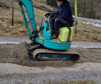 Foto: Brigáda na úprave  cesty v časti  Hore Pucovým 25.2.2023