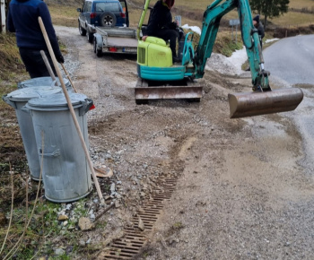 Foto: Brigáda na úprave  cesty v časti  Hore Pucovým 25.2.2023
