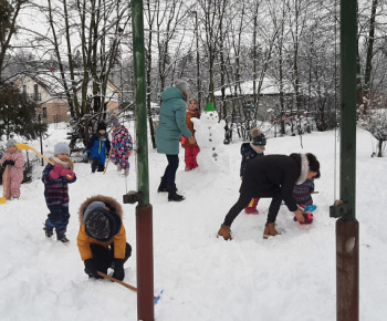 deti z materskej školy si postavili snehuliaka