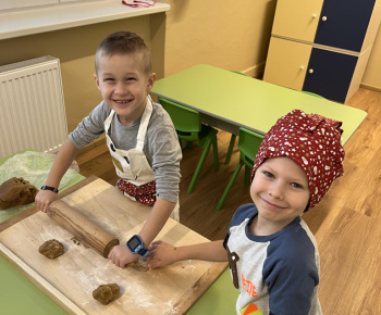 Pečenie vianočných medovníkov