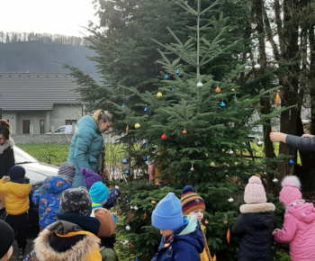 Deti zdobia vianočný stromček - 5.12.2022