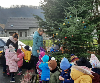 Deti zdobia vianočný stromček - 5.12.2022