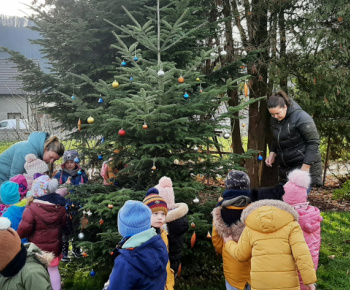 Deti zdobia vianočný stromček - 5.12.2022