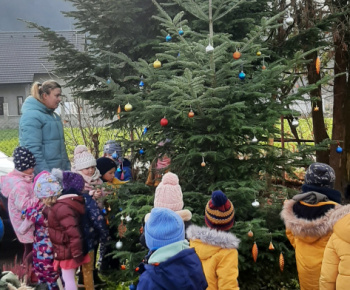Deti zdobia vianočný stromček - 5.12.2022