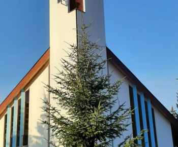 Adventný veniec a vianočný stromček pri našom Božom chráme