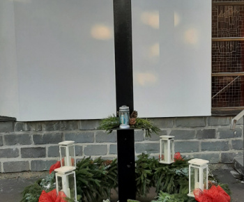 Adventný veniec a vianočný stromček pri našom Božom chráme