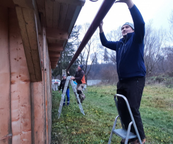 Montovanie odkvapového systému na  altánku v parku 26.11.2022