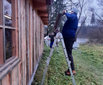 Montovanie odkvapového systému na  altánku v parku 26.11.2022