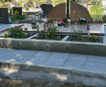 Oprava hrobu, kde sú pochovaní naši páni farári