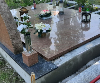 Oprava hrobu, kde sú pochovaní naši páni farári