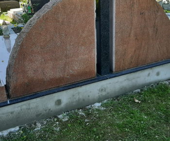 Oprava hrobu, kde sú pochovaní naši páni farári