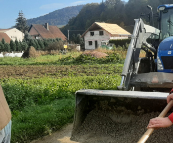 Aj dnes sme upravovali štrkové cesty k IBV