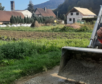 Aj dnes sme upravovali štrkové cesty k IBV