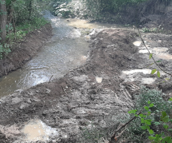 Nebezpečný zosuv pôdy pri Pucovskom potoku zabezpečený 23.9.22