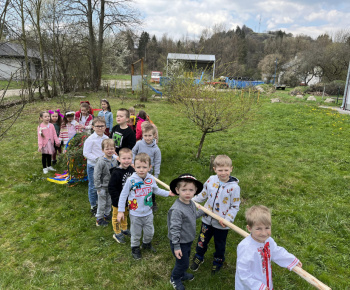 Chlapci z materskej školy nezabudli spolužiačkam postaviť máj