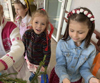 Chlapci z materskej školy nezabudli spolužiačkam postaviť máj