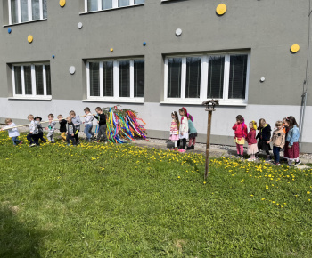 Chlapci z materskej školy nezabudli spolužiačkam postaviť máj