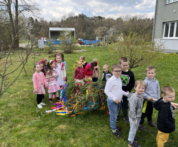 Chlapci z materskej školy nezabudli spolužiačkam postaviť máj