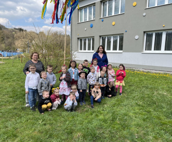 Chlapci z materskej školy nezabudli spolužiačkam postaviť máj