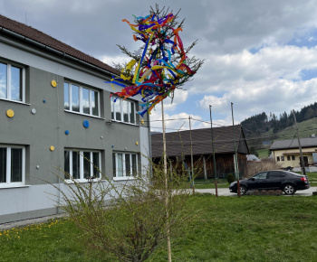 Chlapci z materskej školy nezabudli spolužiačkam postaviť máj
